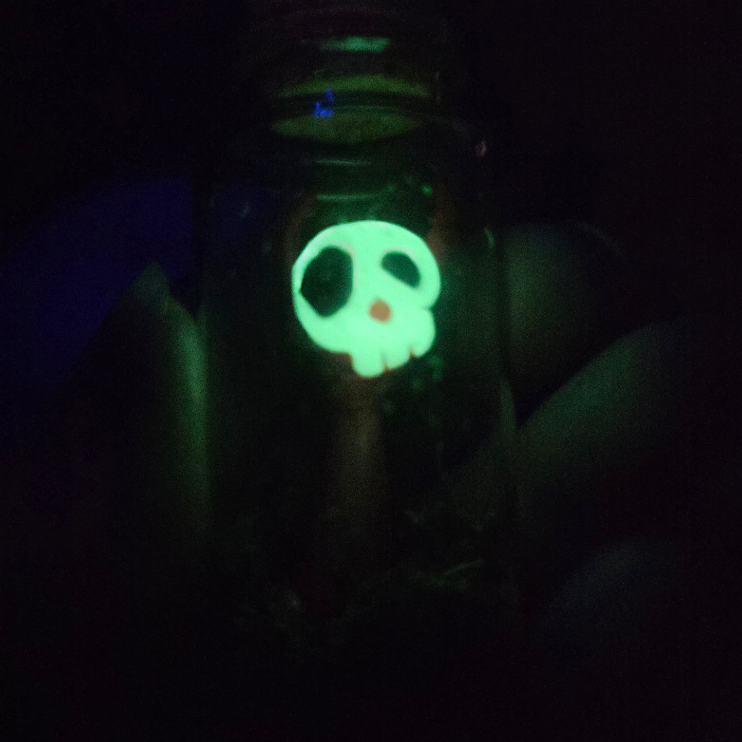 Skullee-Wagz face glowing in dark