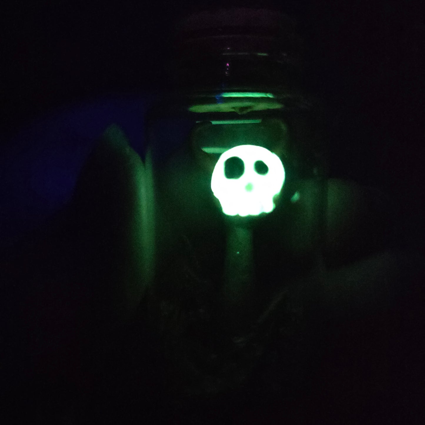 Skullee-Wagz face glowing in dark