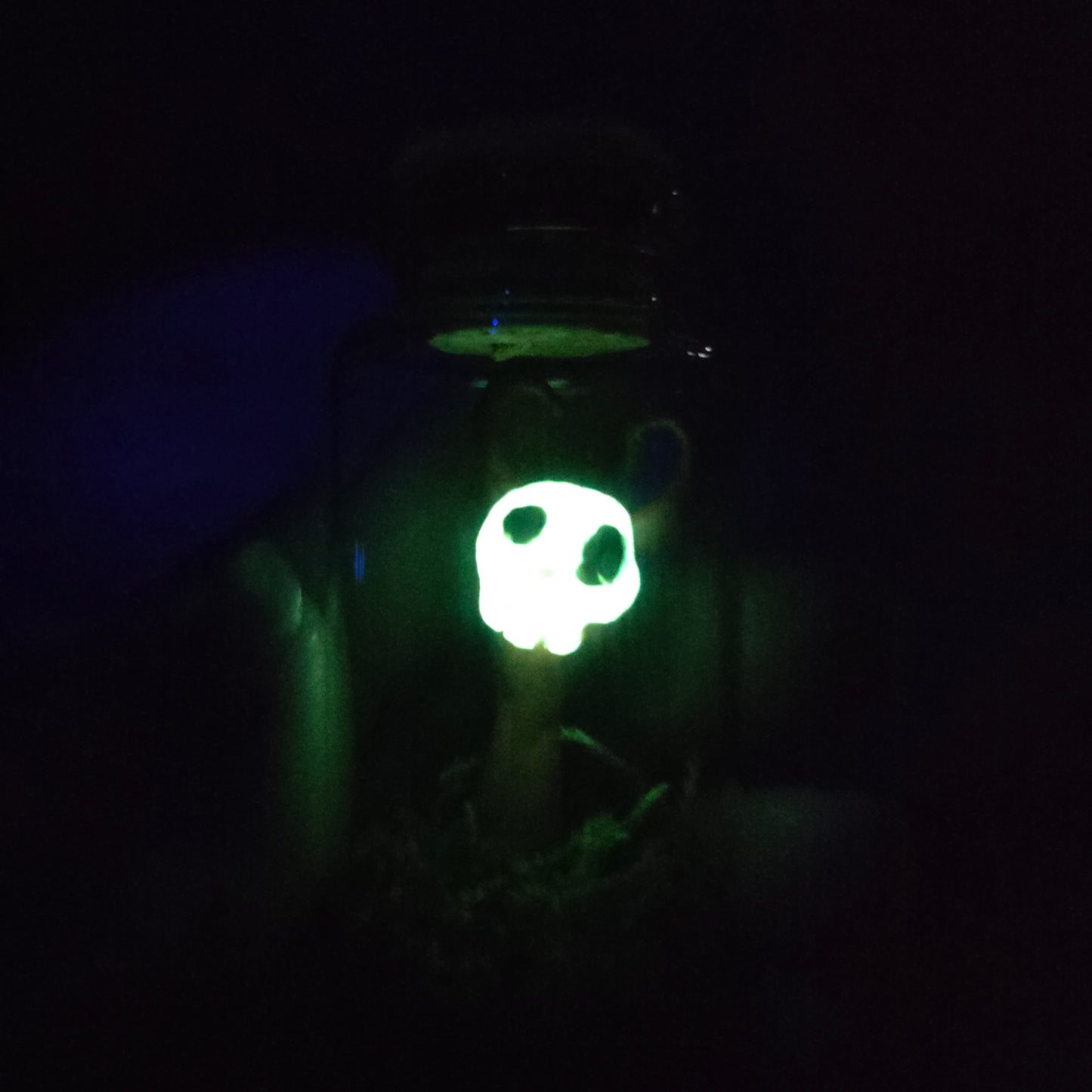 Skullee-Wagz face glowing in dark