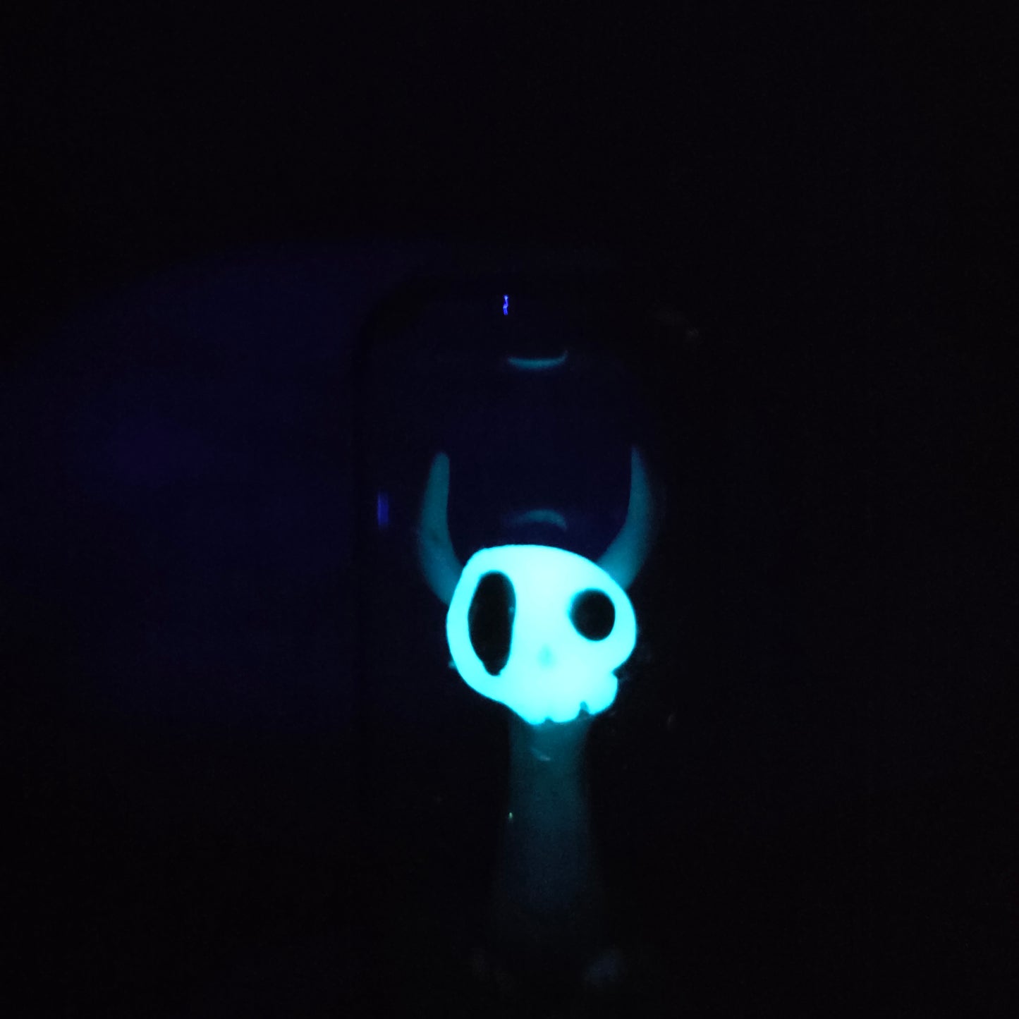 Skullee-Wagz face glowing in dark