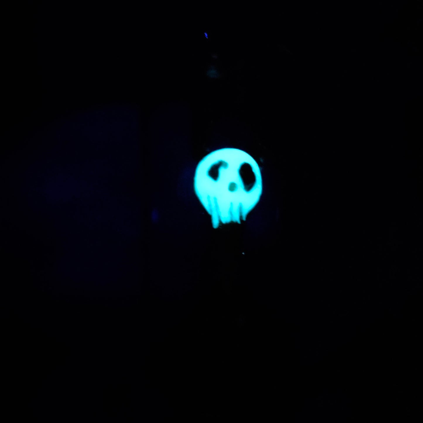 Skullee-Wagz face glowing in dark