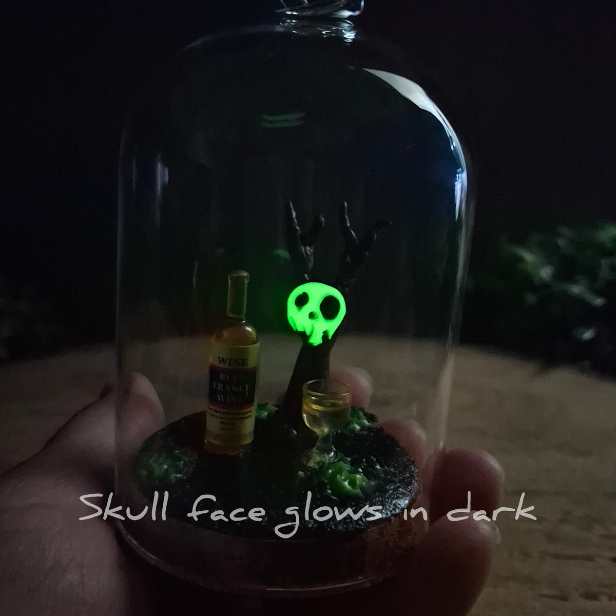 Skullee Wag face glowing. Text says skull face glows in dark