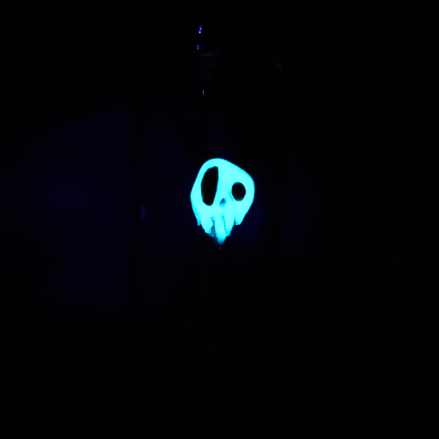 Skullee-Wagz face glowing in dark