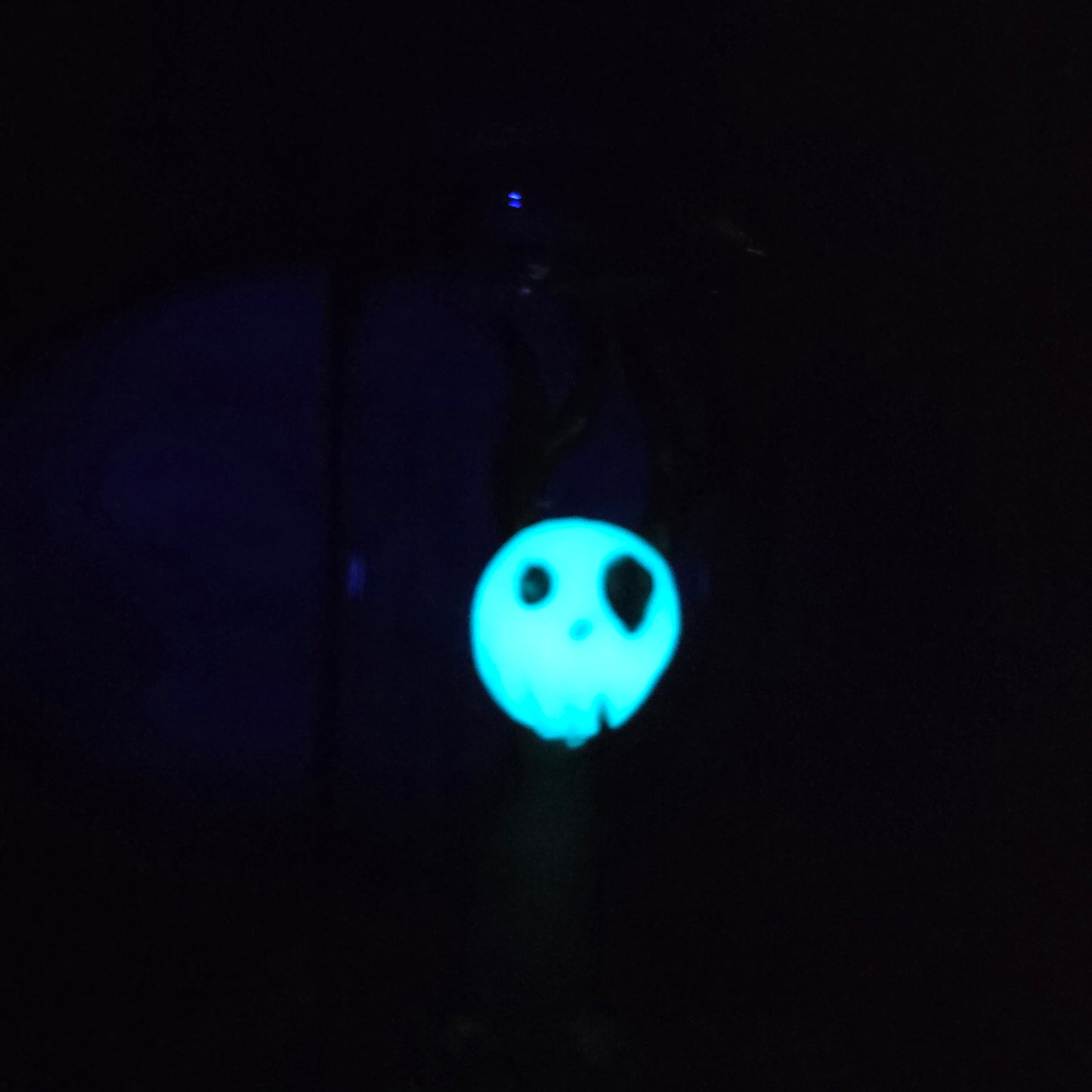 Skullee-Wagz face glowing in dark