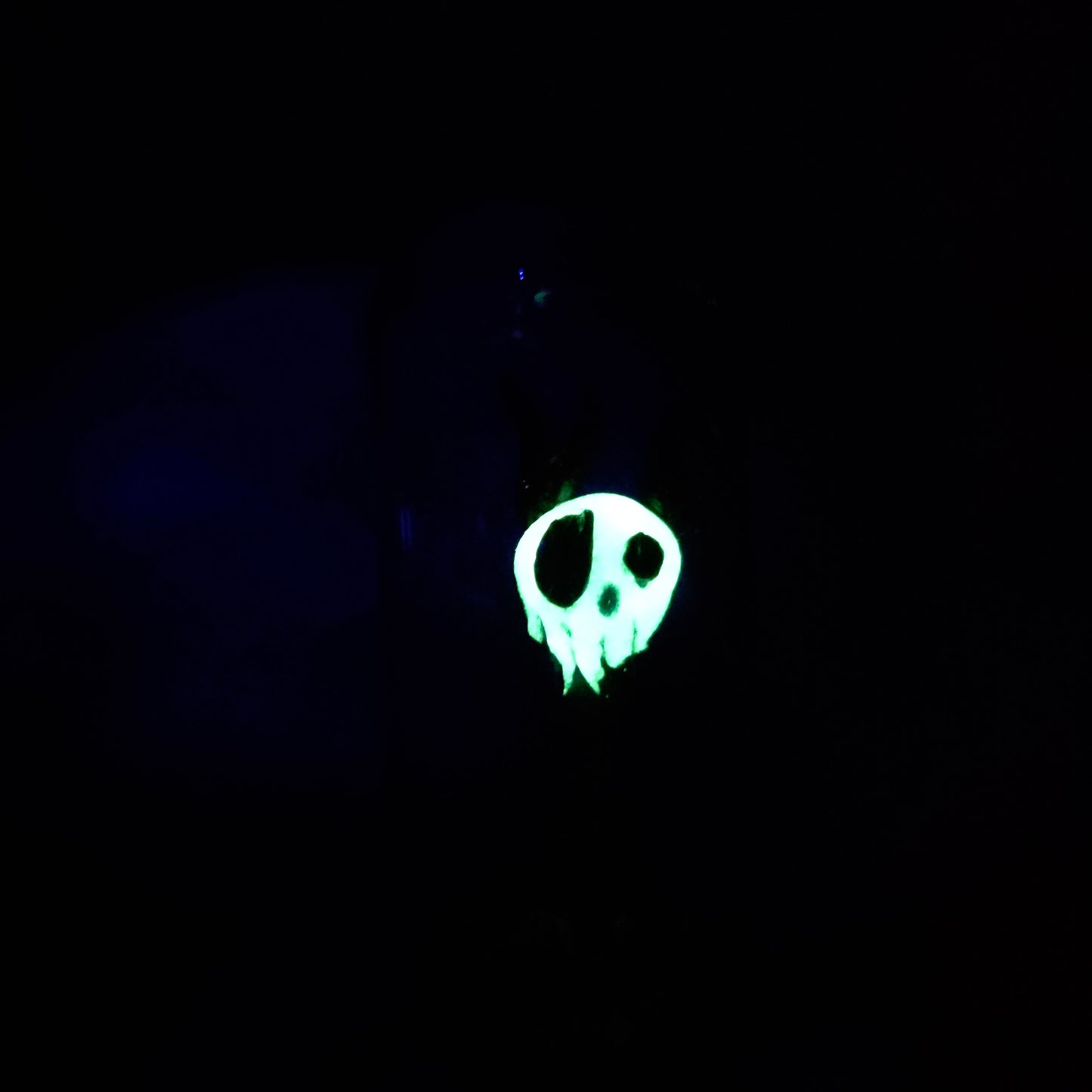 Skullee-Wagz face glowing in dark
