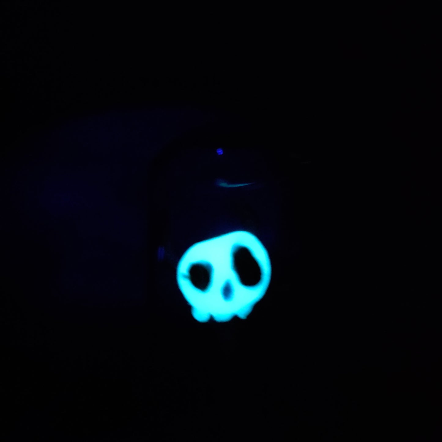 Skullee-Wagz face glowing in dark