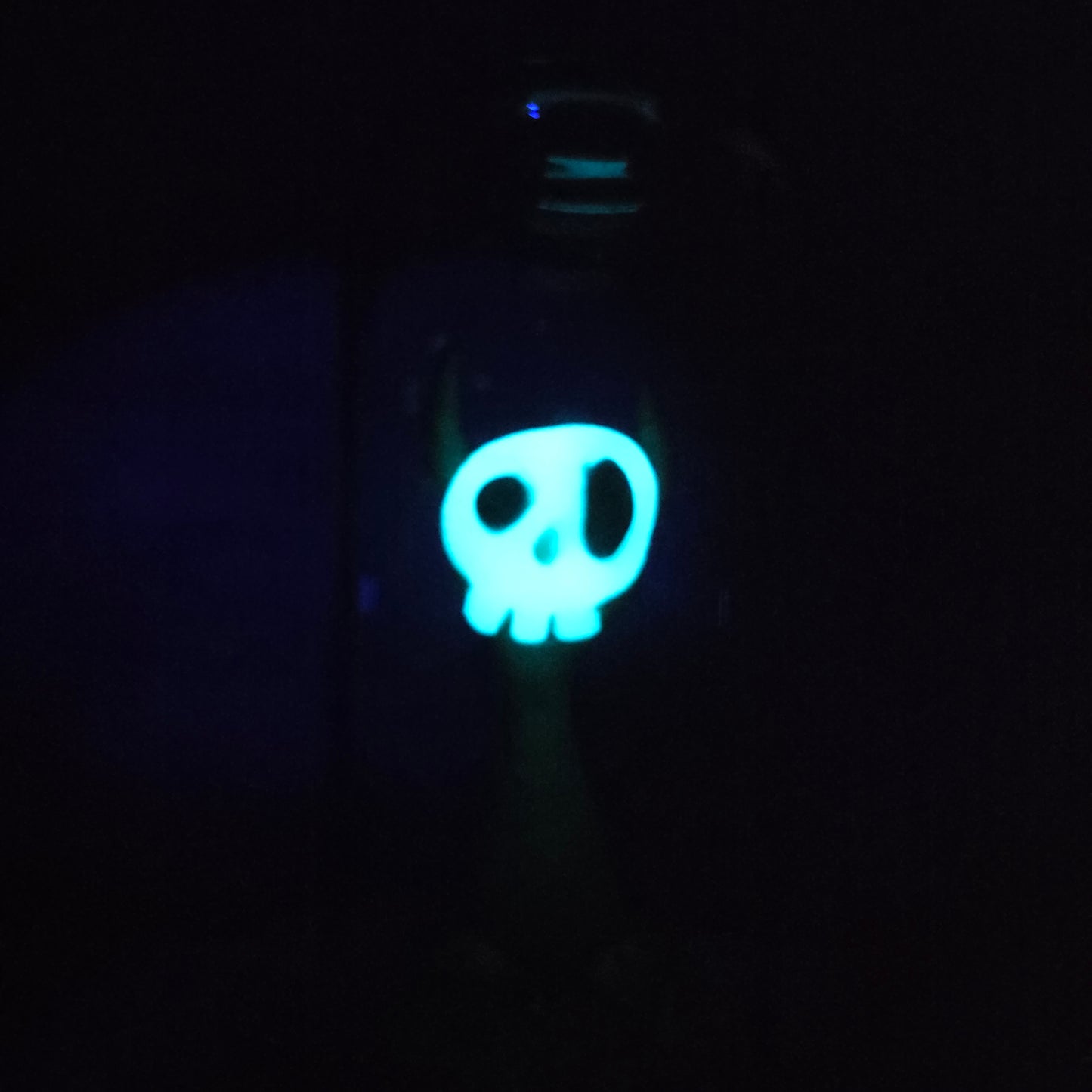Skullee-Wagz face glowing in dark