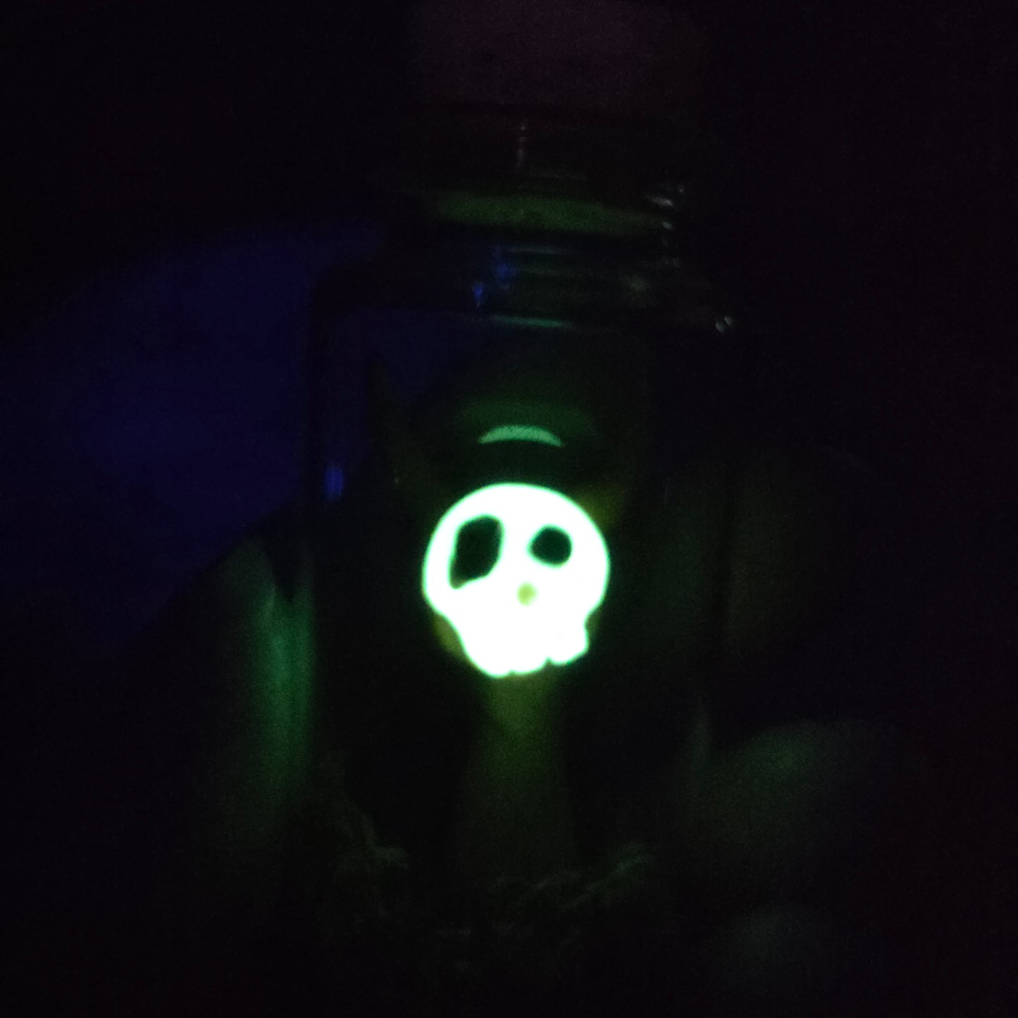 Skullee-Wagz face glowing in dark