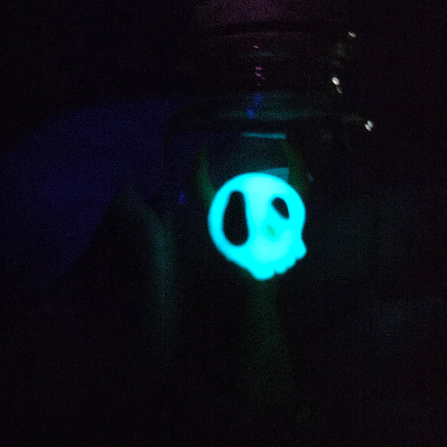 Skullee-Wagz face glowing in dark