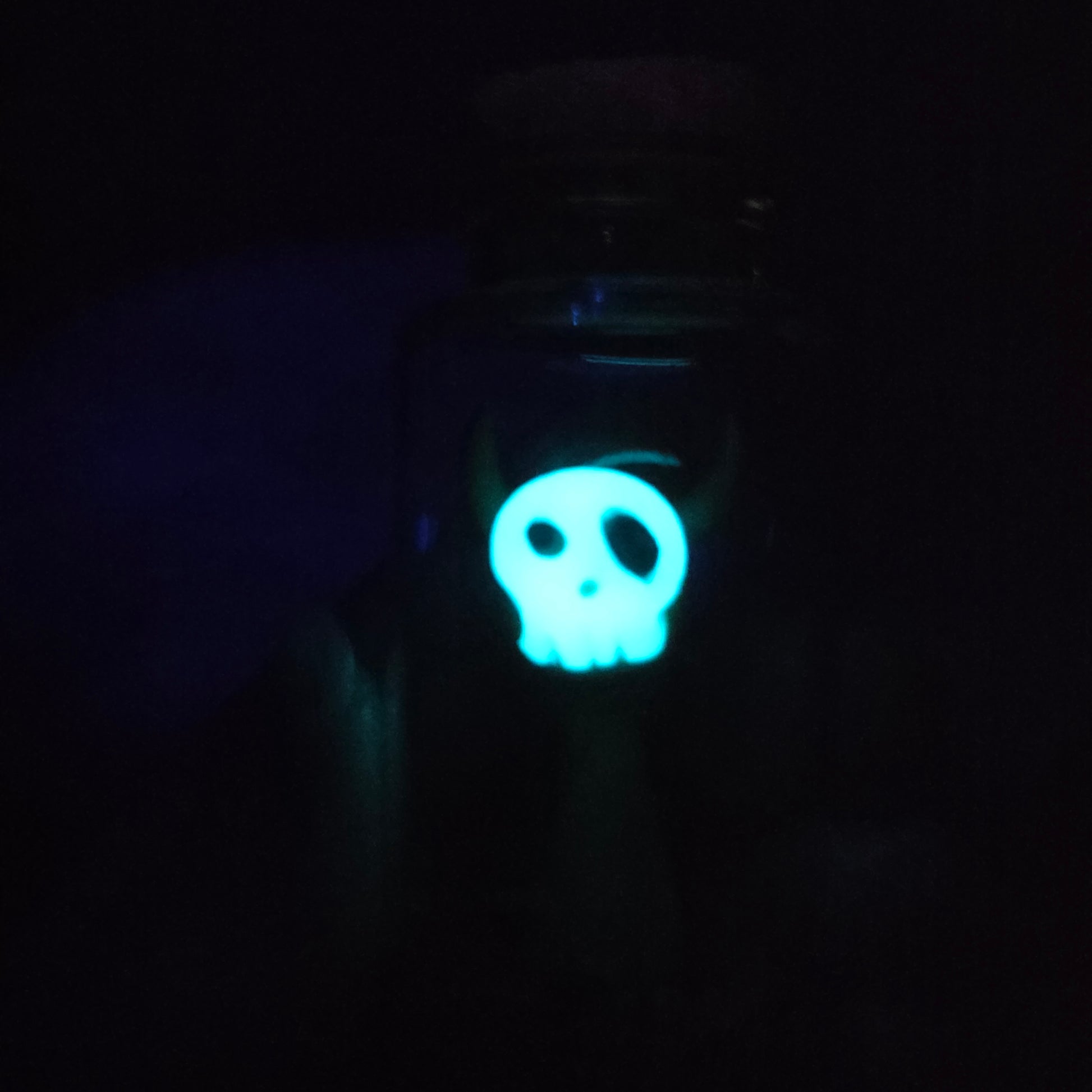 Skullee-Wagz face glowing in dark