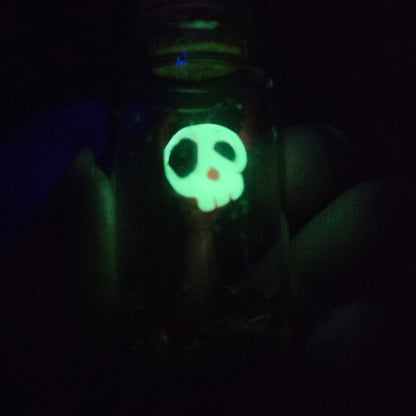 Skullee-Wagz face glowing in dark