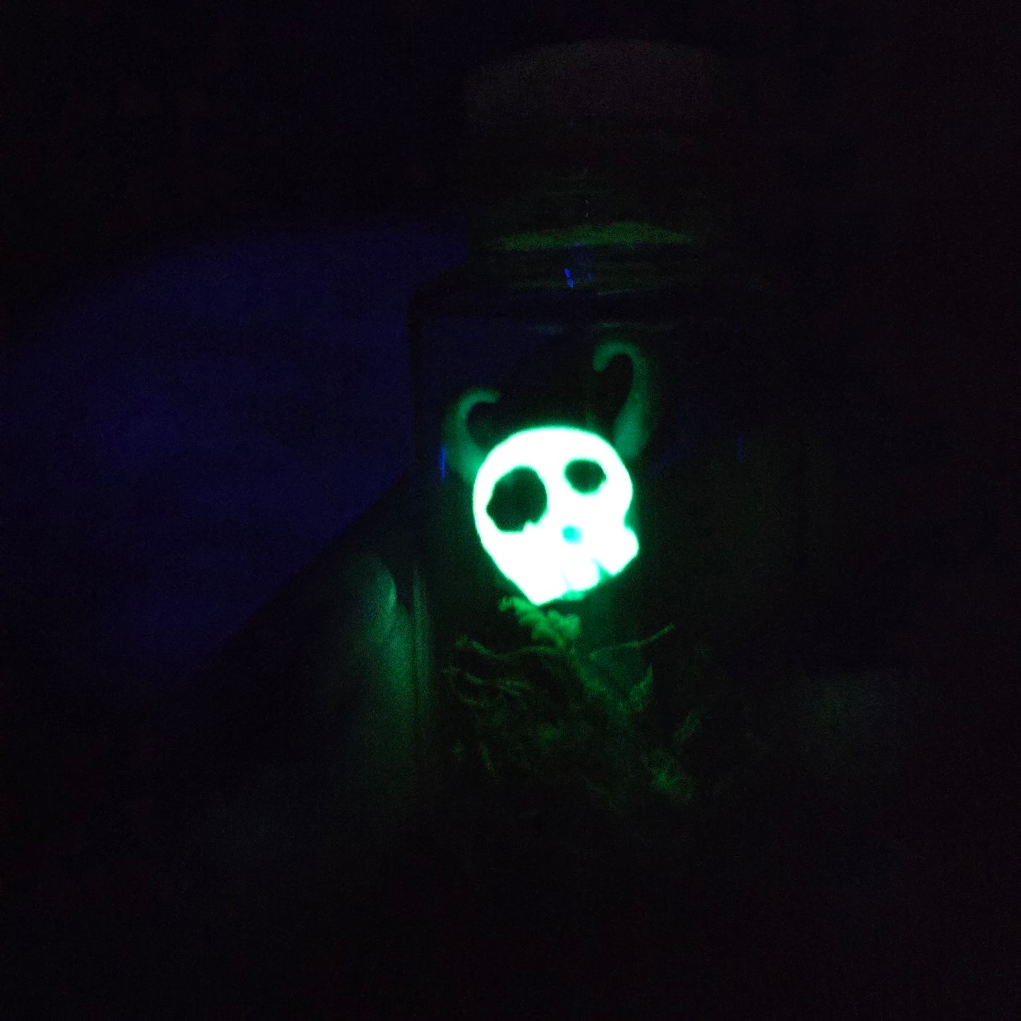 Skullee-Wagz face glowing in dark