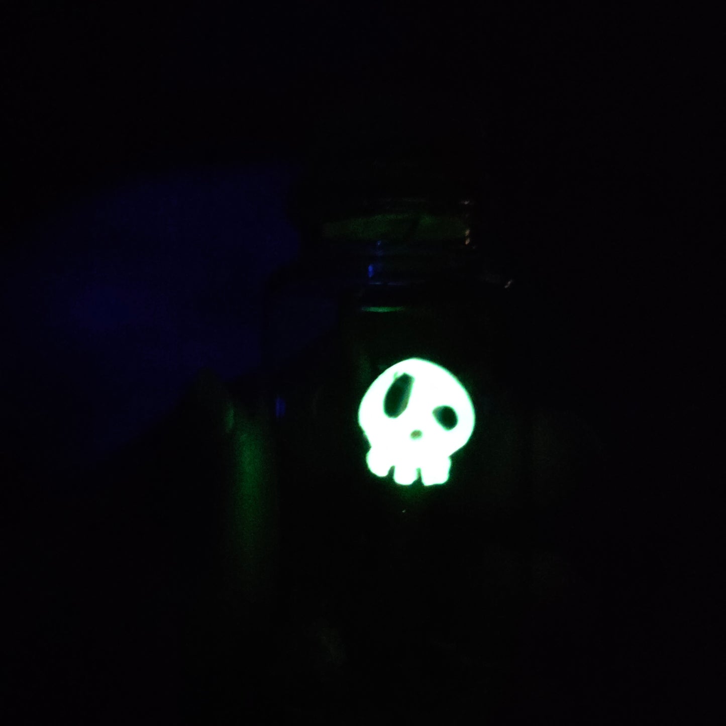 Skullee-Wagz face glowing in dark