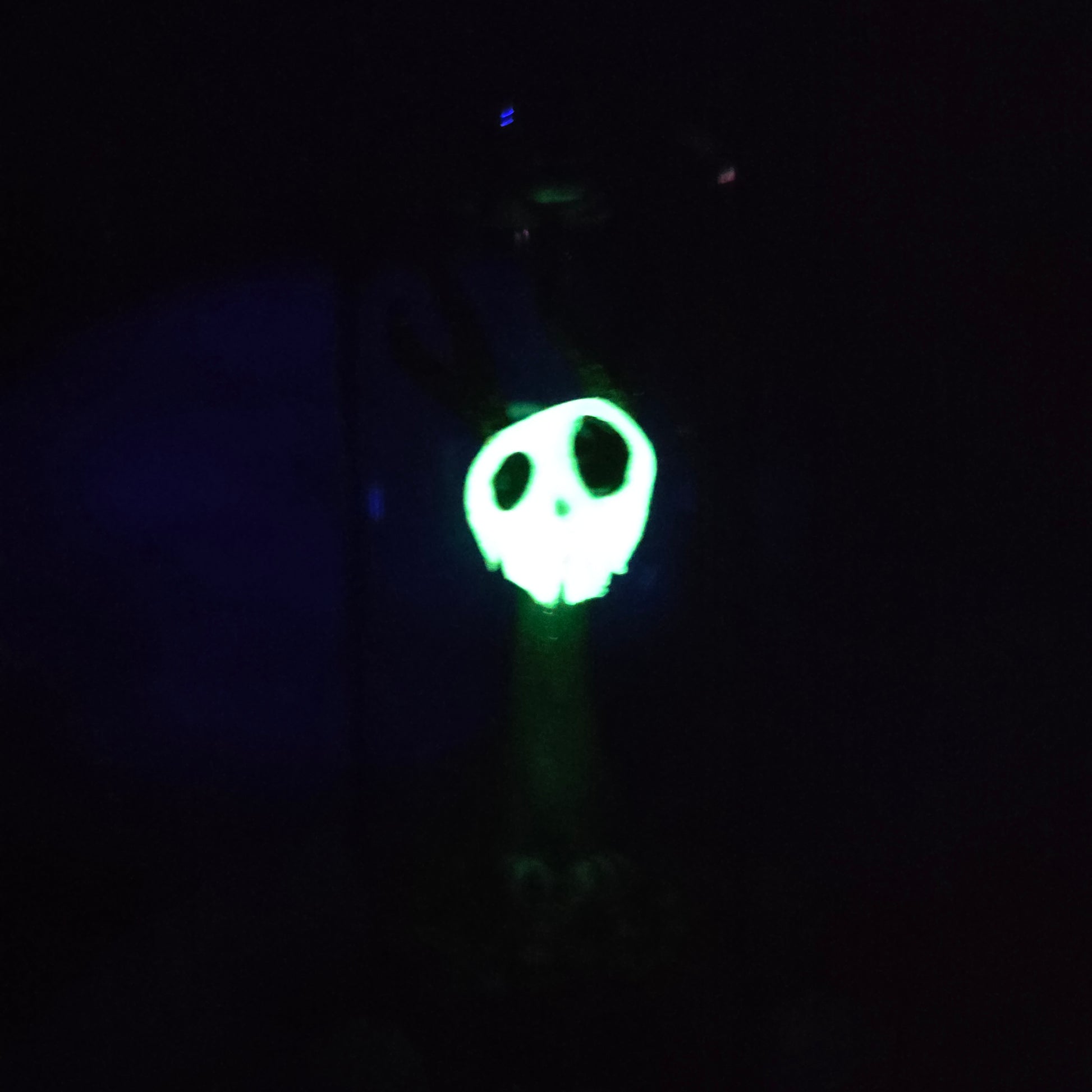 Skullee-Wagz face glowing in dark