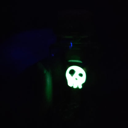 Skullee-Wagz face glowing in dark