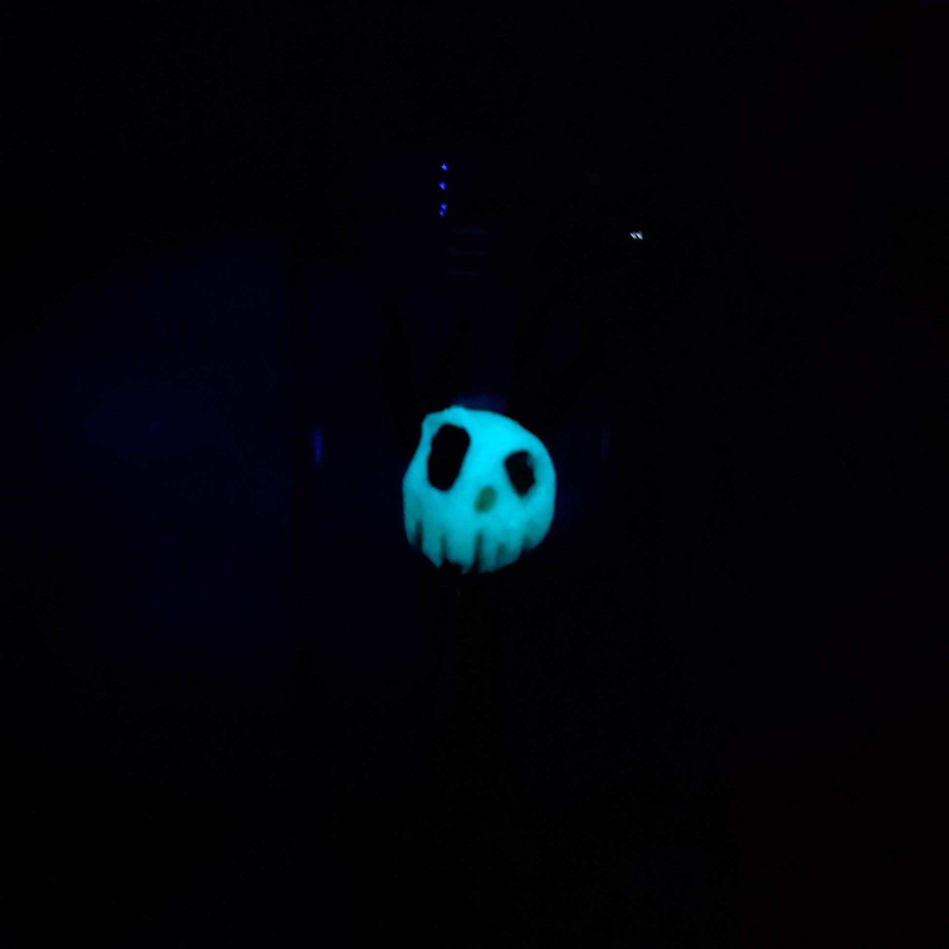 Skullee-Wagz face glowing in dark
