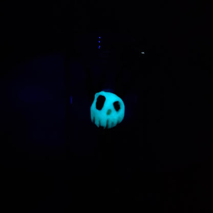 Skullee-Wagz face glowing in dark