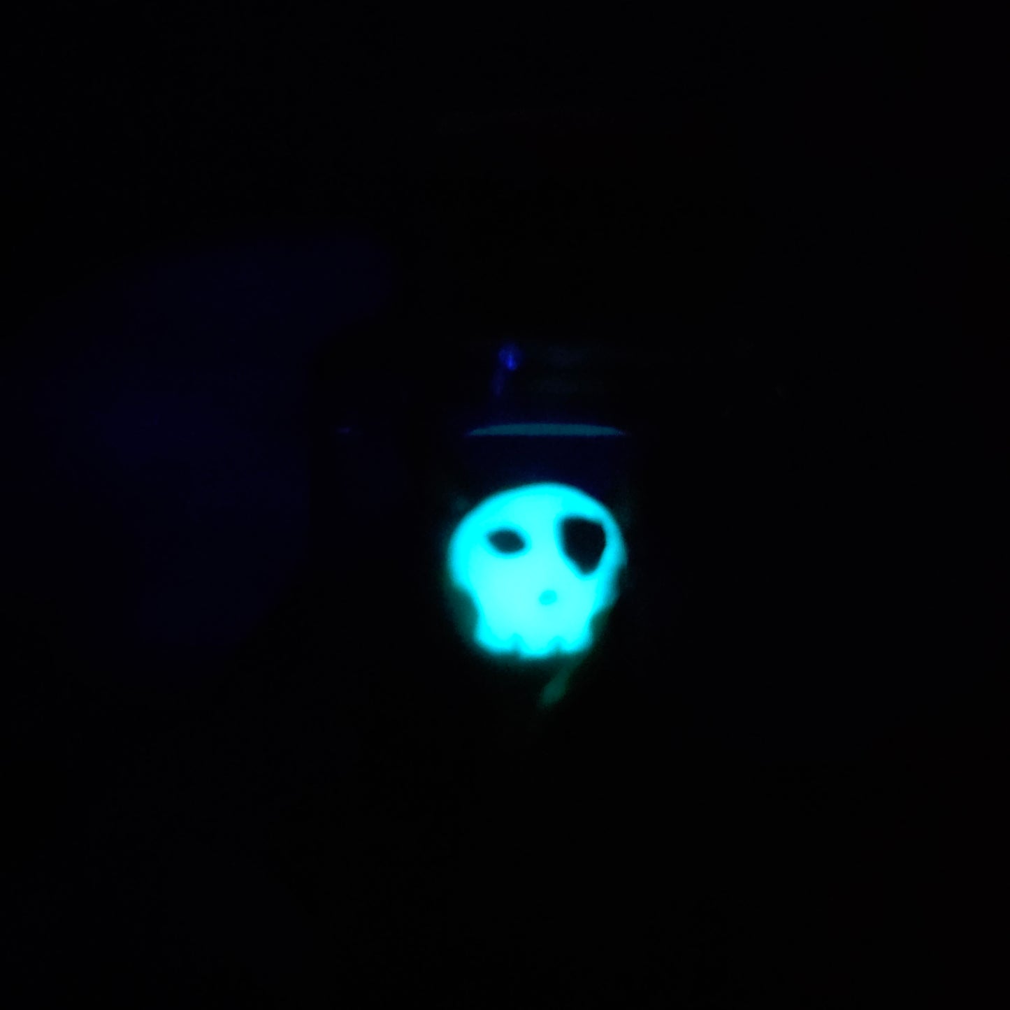 Skullee-Wagz face glowing in dark