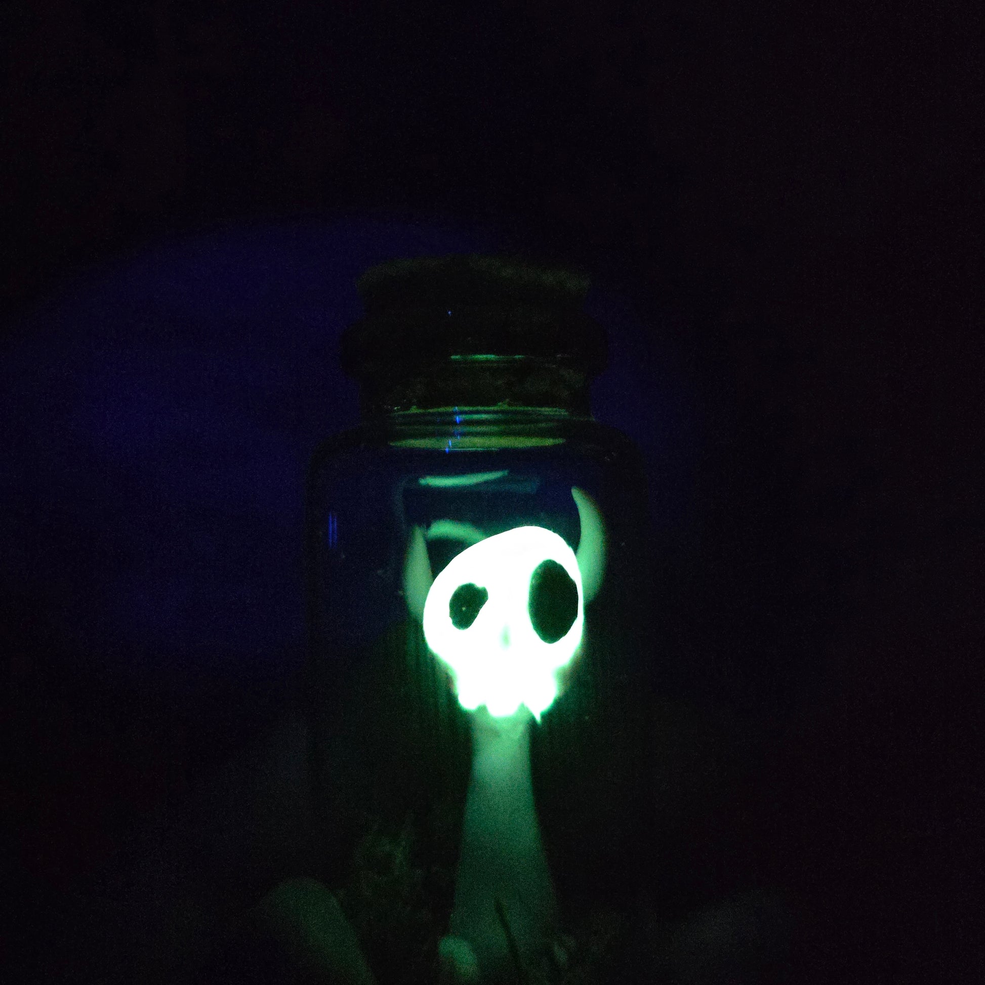 Skullee-Wagz face glowing in dark