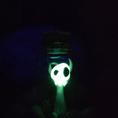 Skullee-Wagz face glowing in dark