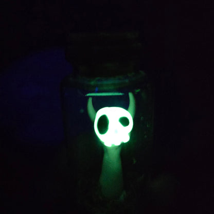 Skullee-Wagz face glowing in dark
