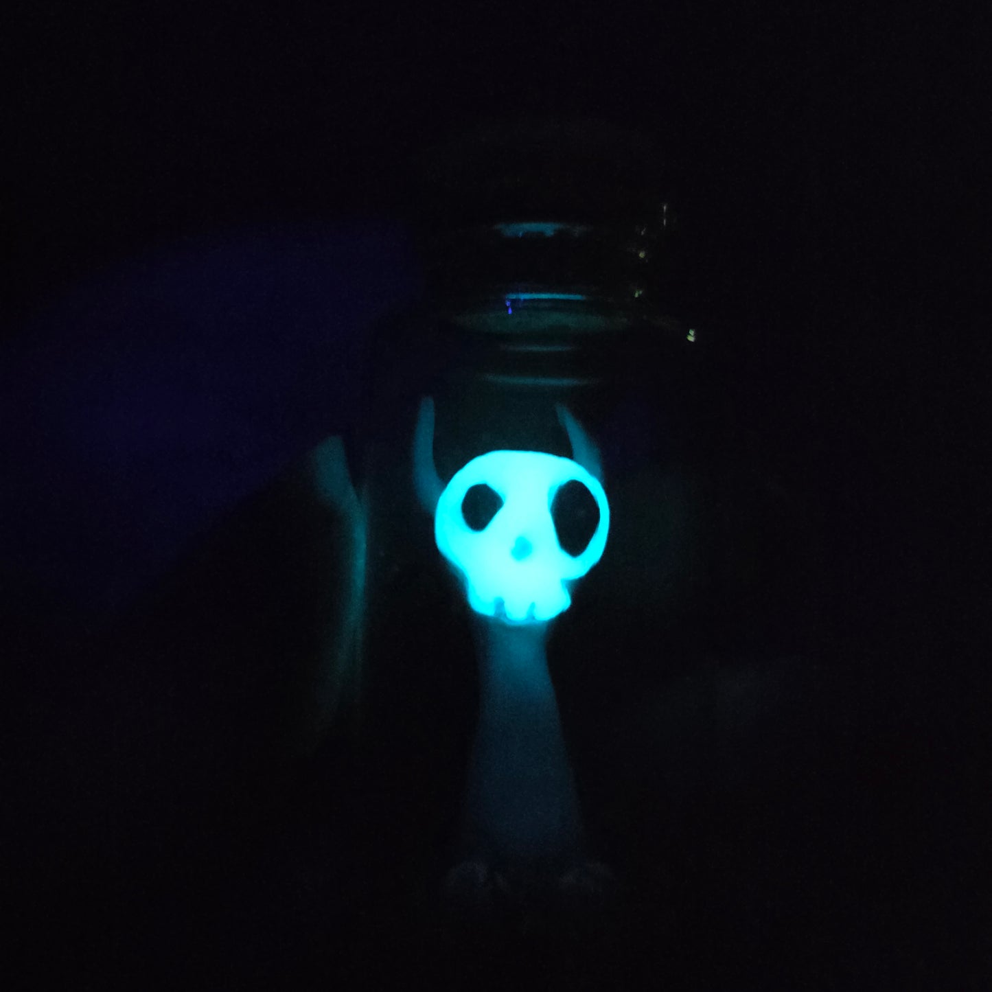 Skullee-Wagz face glowing in dark