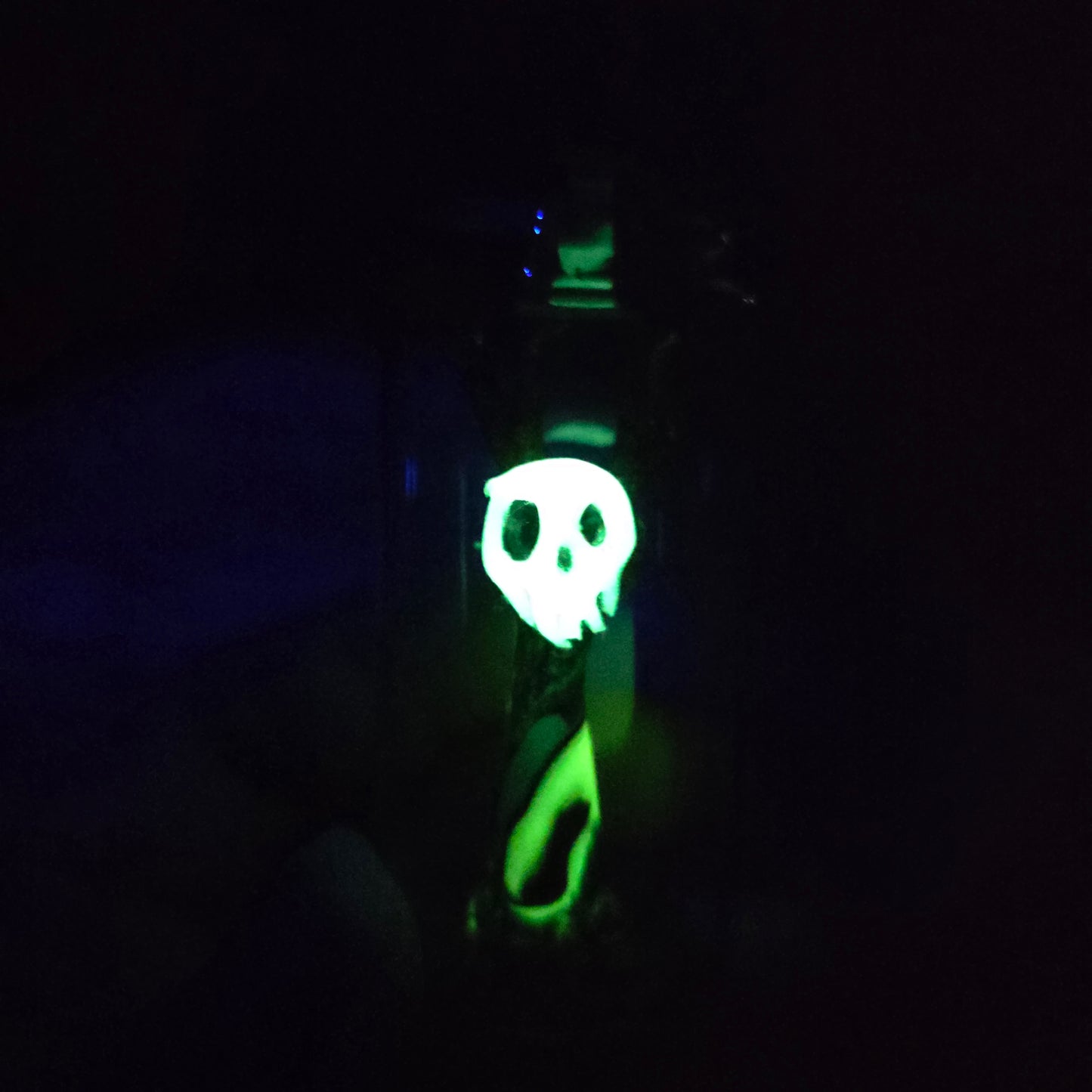 Skullee-Wagz face glowing in dark
