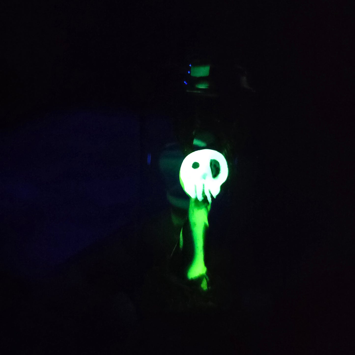 Skullee-Wagz face glowing in dark