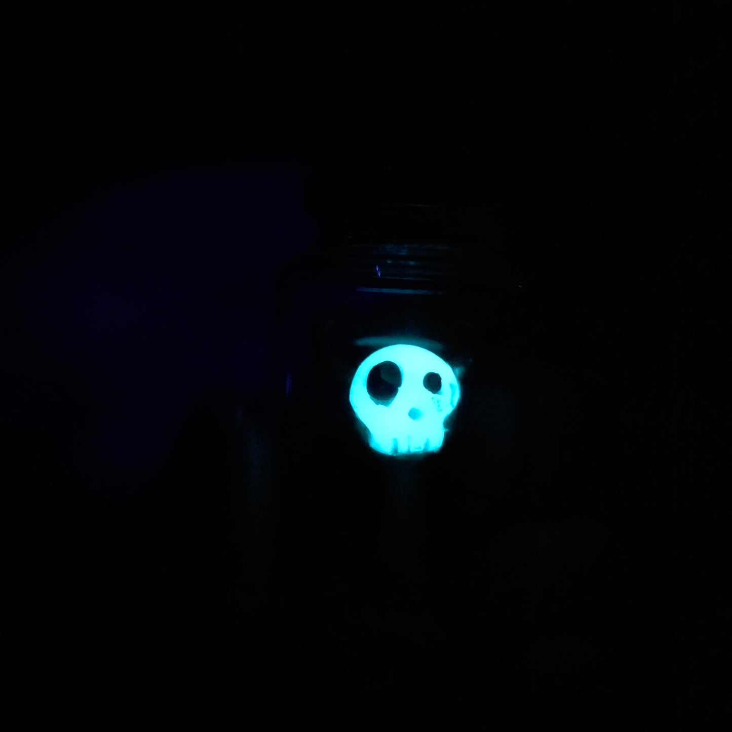 Skullee-Wagz face glowing in dark
