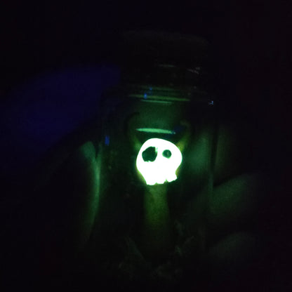 Skullee-Wagz face glowing in dark