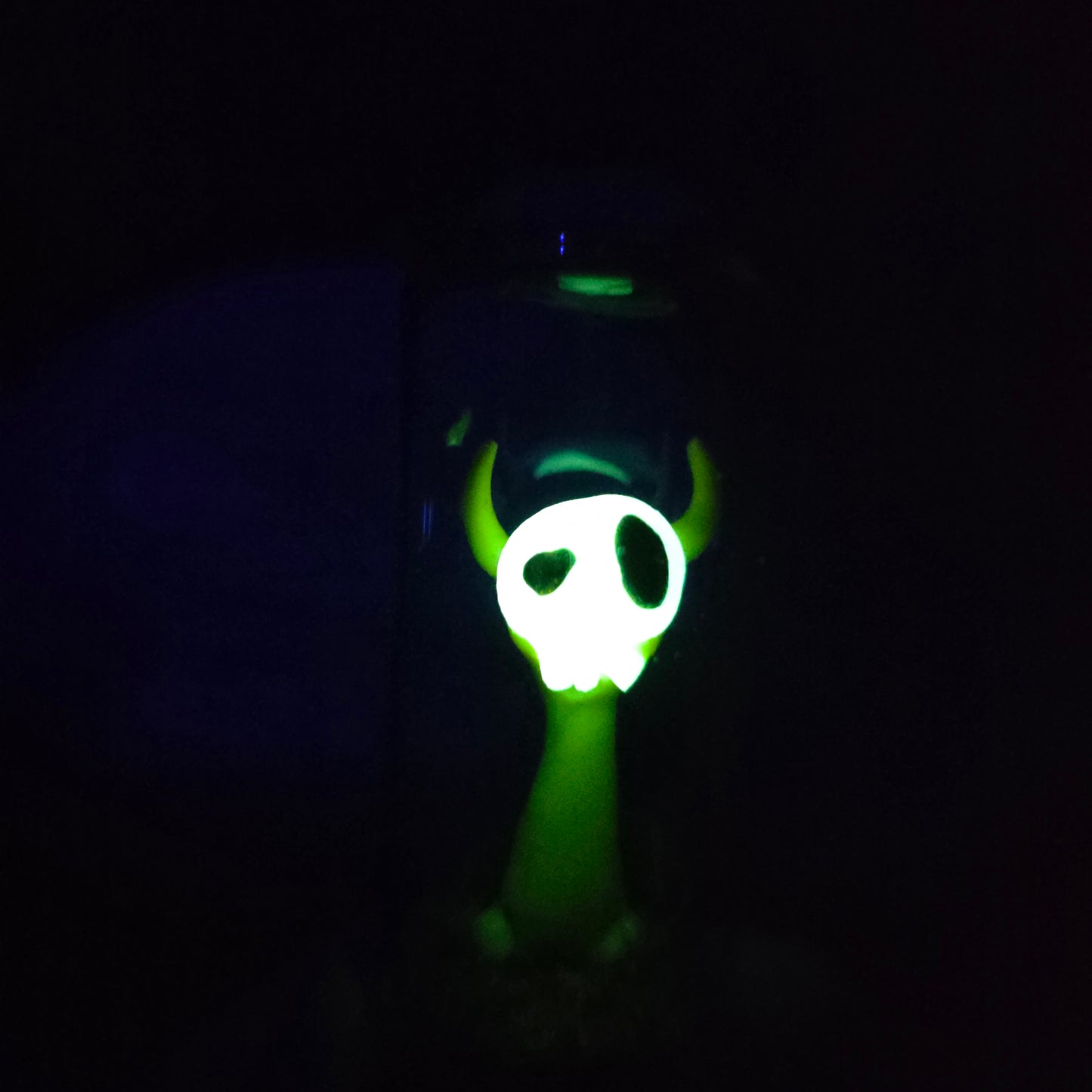 Skullee-Wagz face glowing in dark