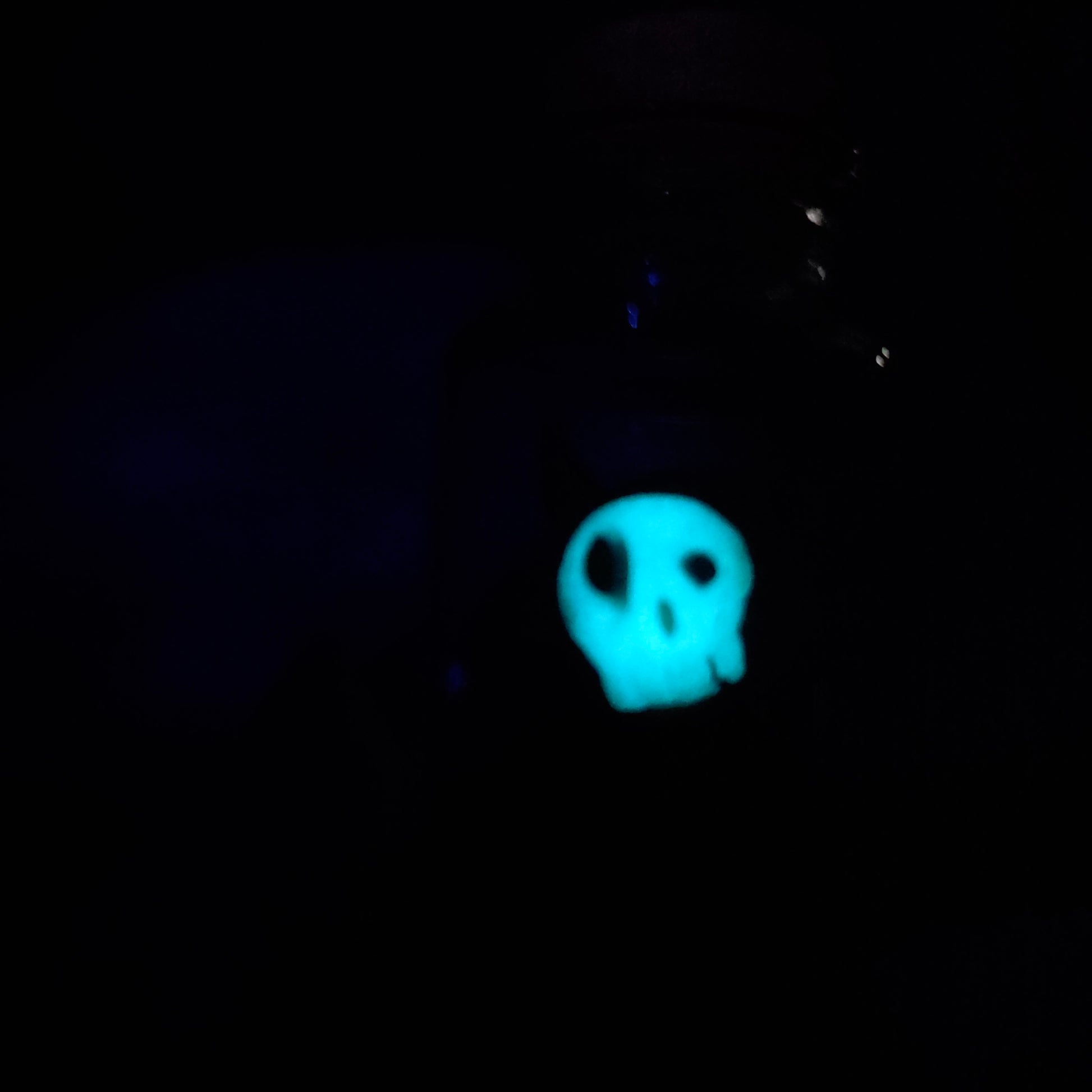 Skullee-Wagz face glowing in dark