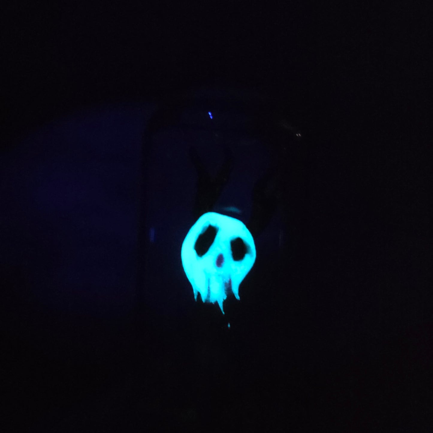 Skullee-Wagz face glowing in dark