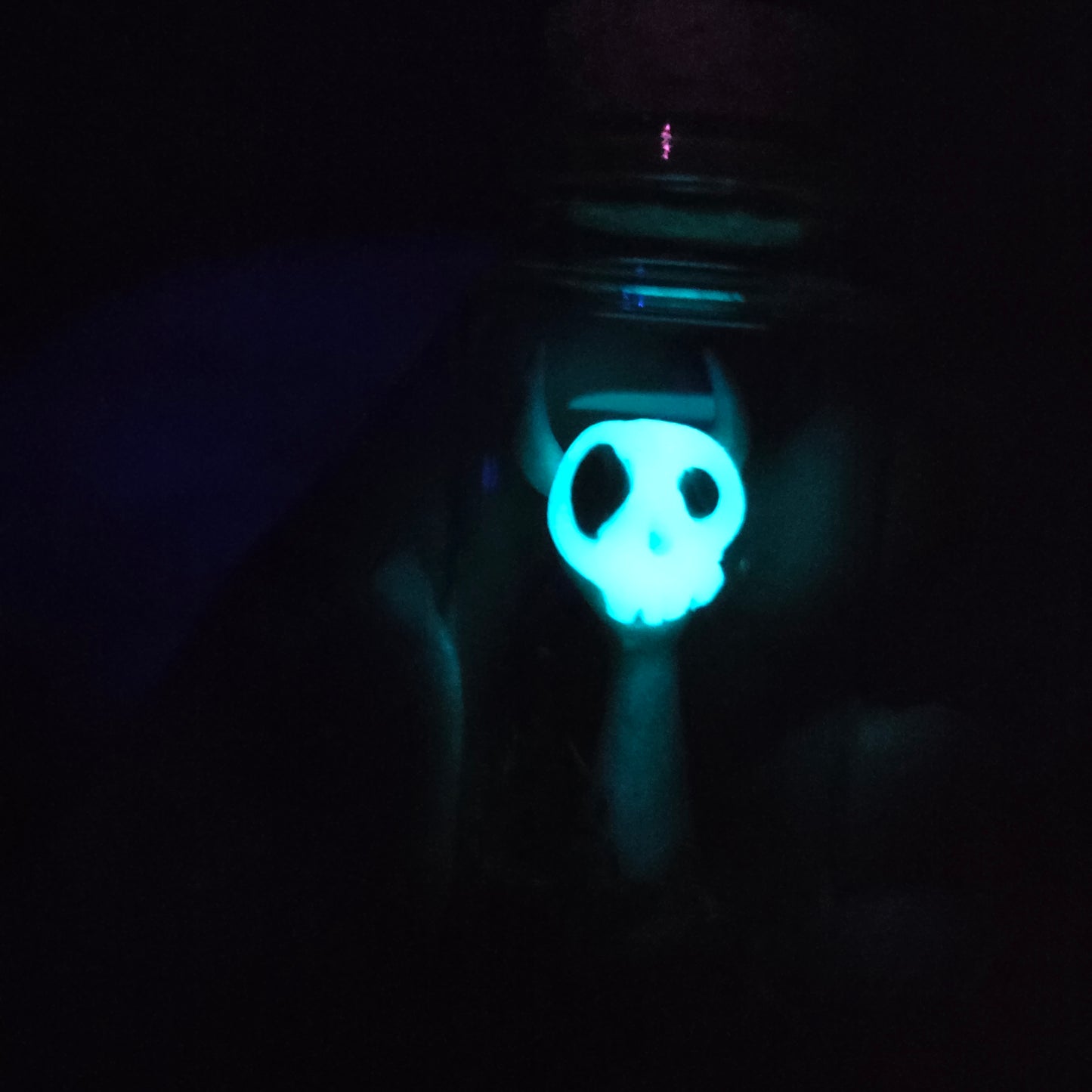 Skullee-Wagz face glowing in dark