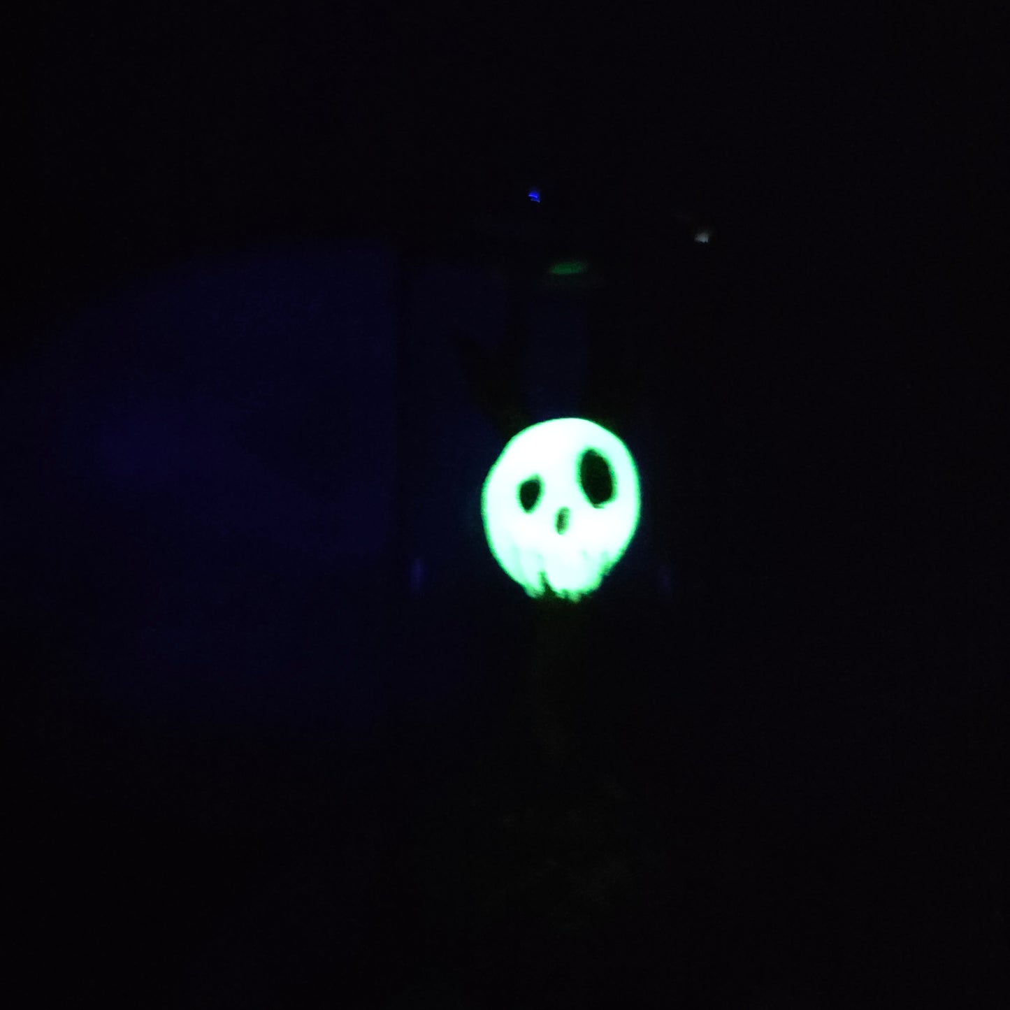 Skullee-Wagz face glowing in dark