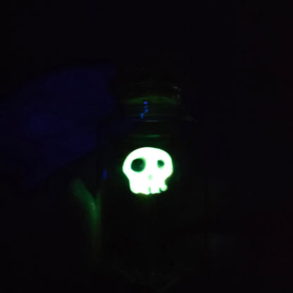 Skullee-Wagz face glowing in dark