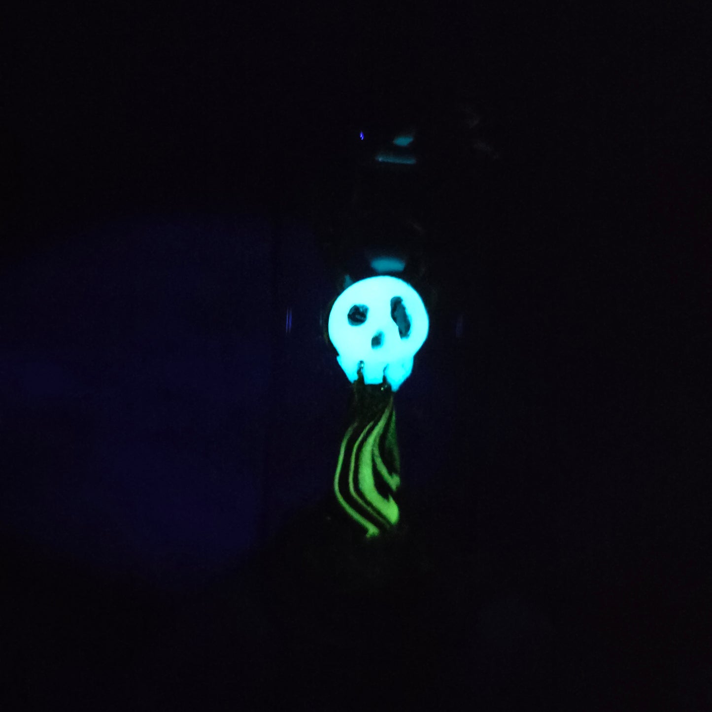 Skullee-Wagz face glowing in dark