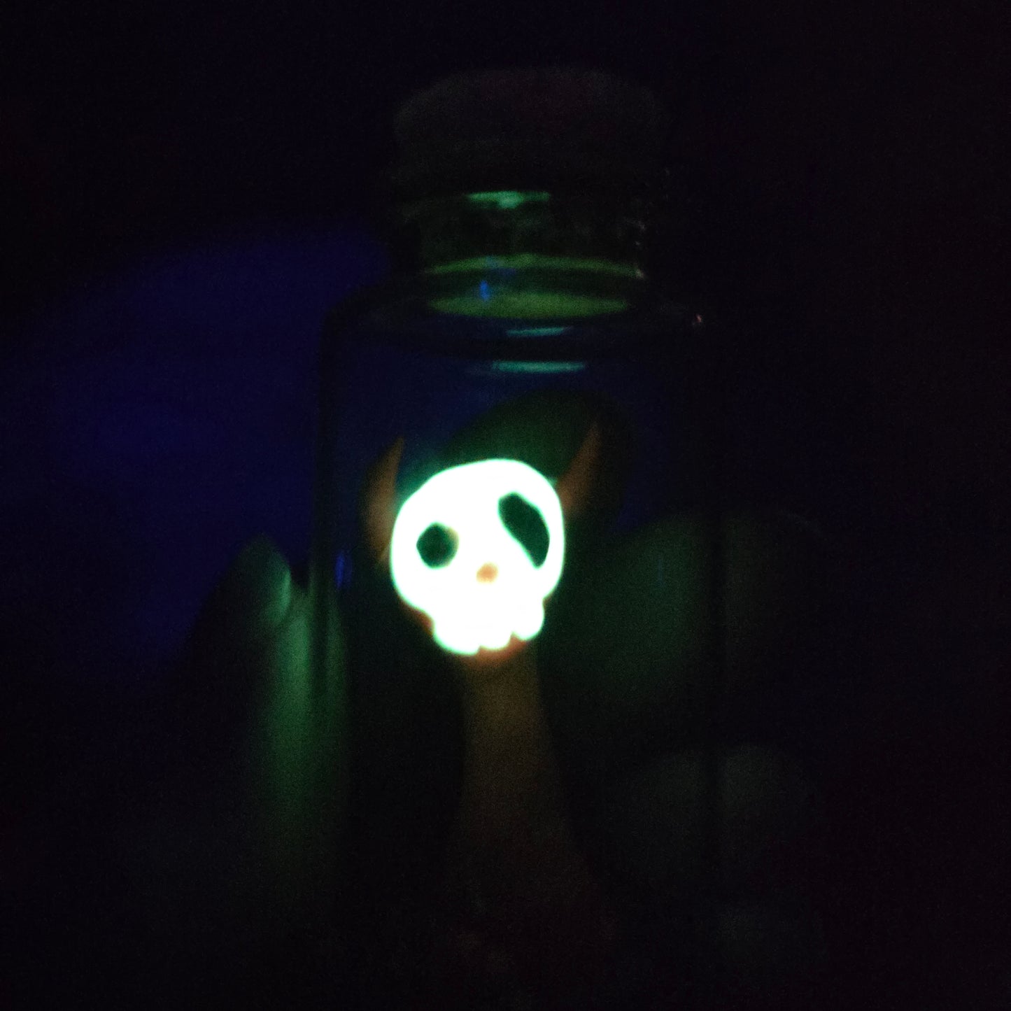 Skullee-Wagz face glowing in dark