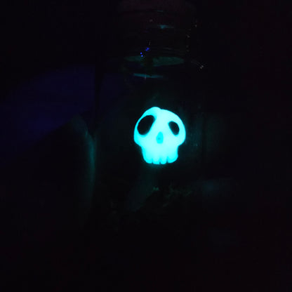 Skullee-Wagz face glowing in dark