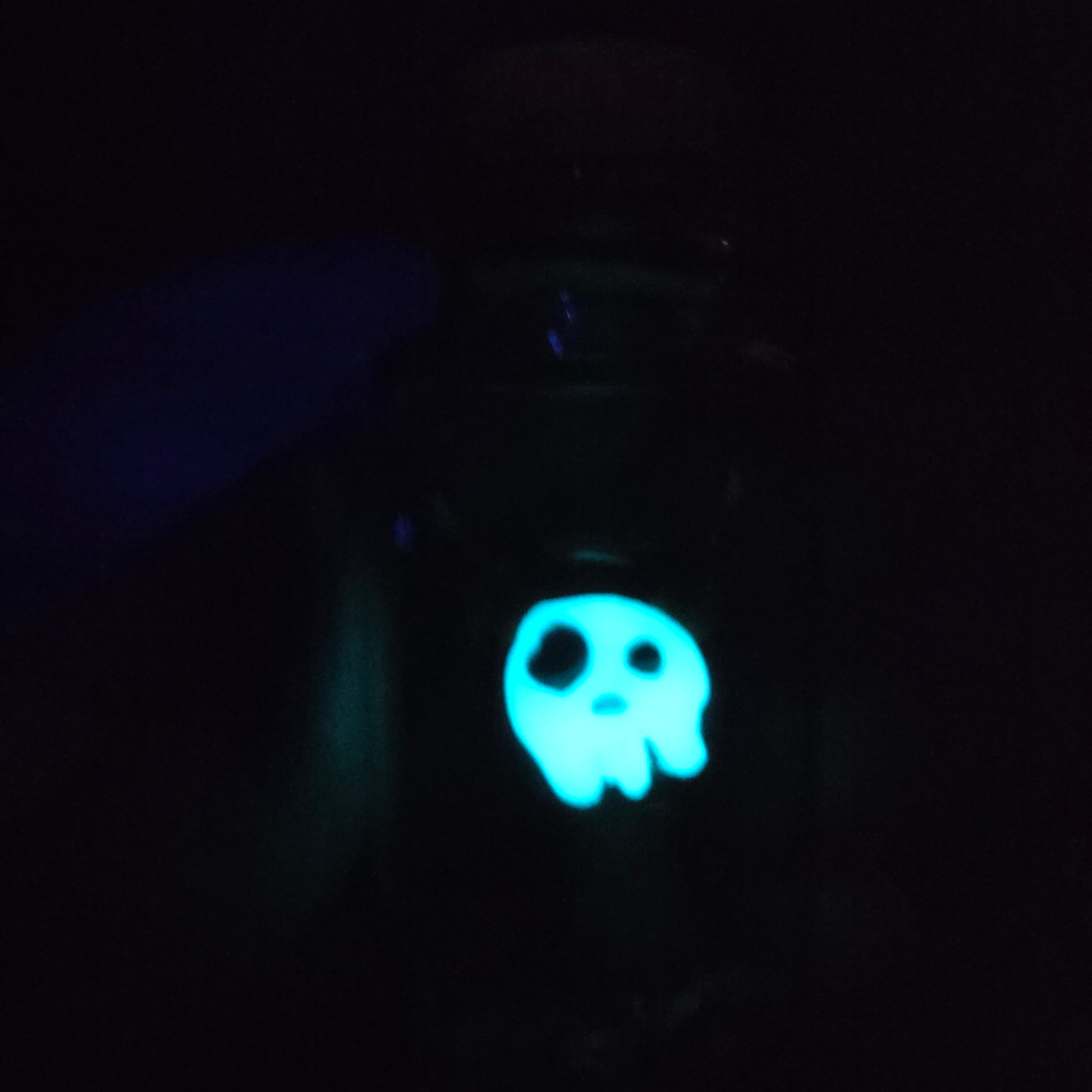 Skullee-Wagz face glowing in dark