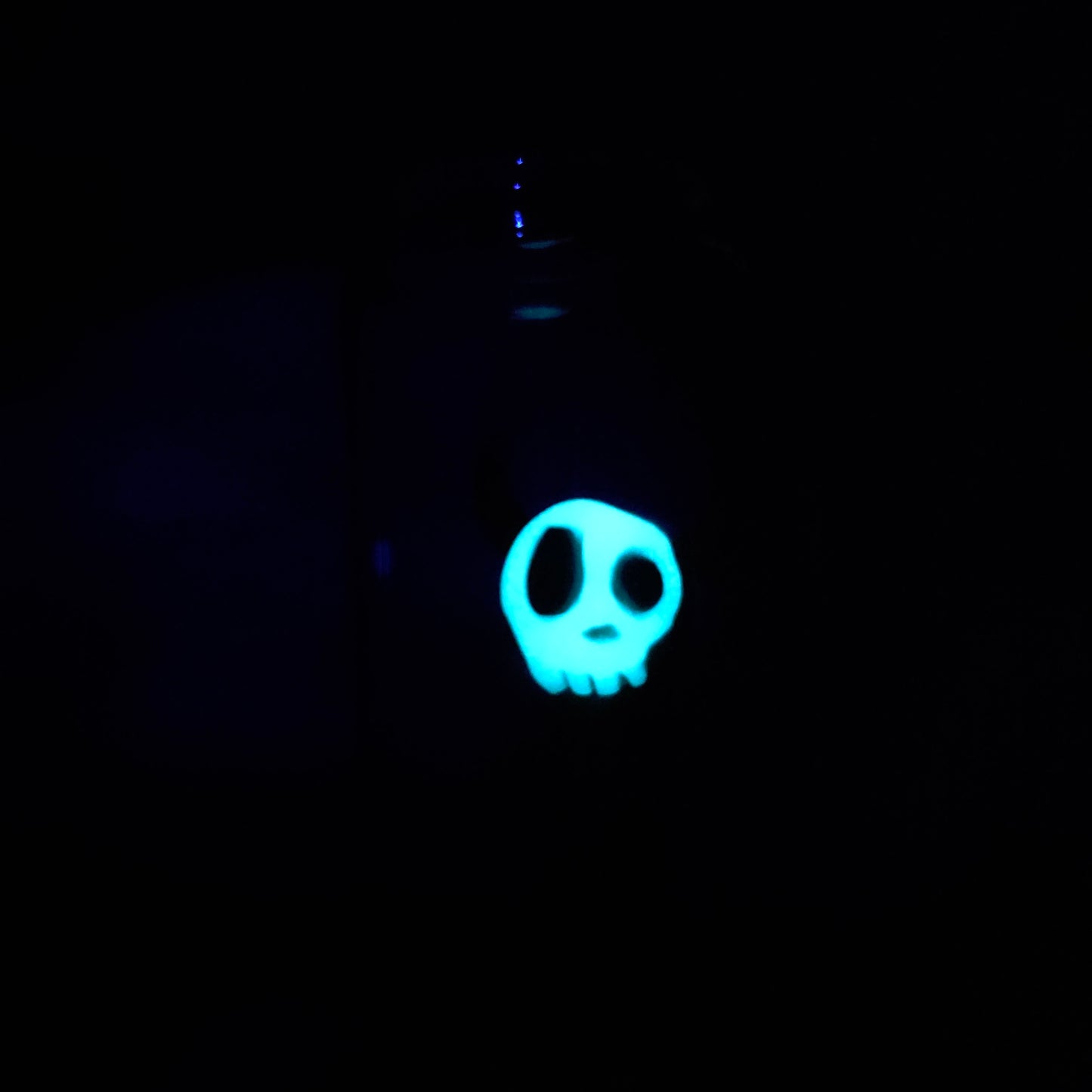 Skullee-Wagz face glowing in dark