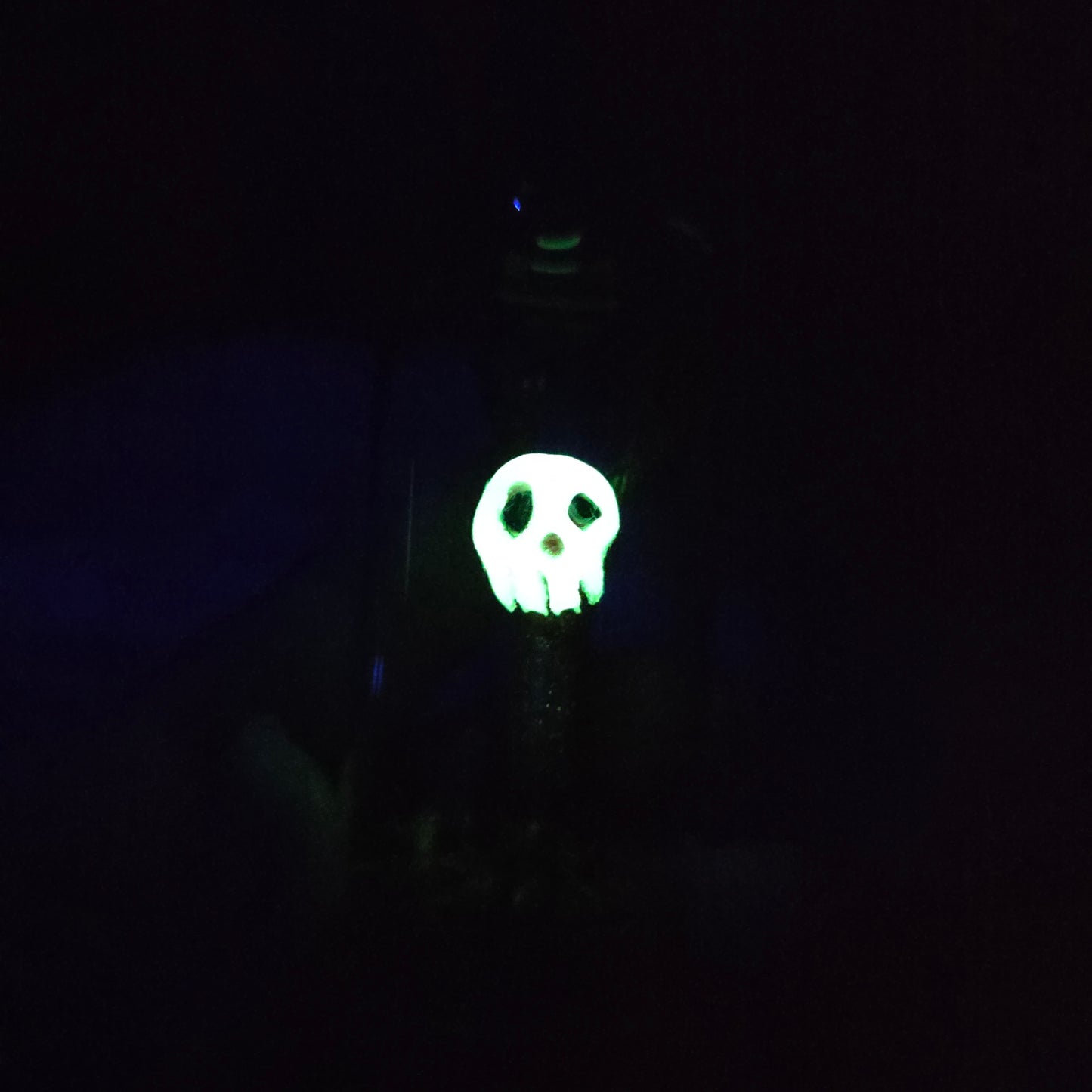 Skullee-Wagz face glowing in dark